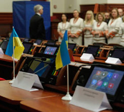 ЮРІЮ ЗУБКУ ВРУЧИЛИ ПОСВІДЧЕННЯ ДЕПУТАТА КИЇВРАДИ