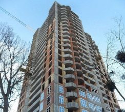 БУДІВЕЛЬНИКИ ВСТАНОВИЛИ КВІТКУ НА ДАХУ НОВОБУДОВИ...