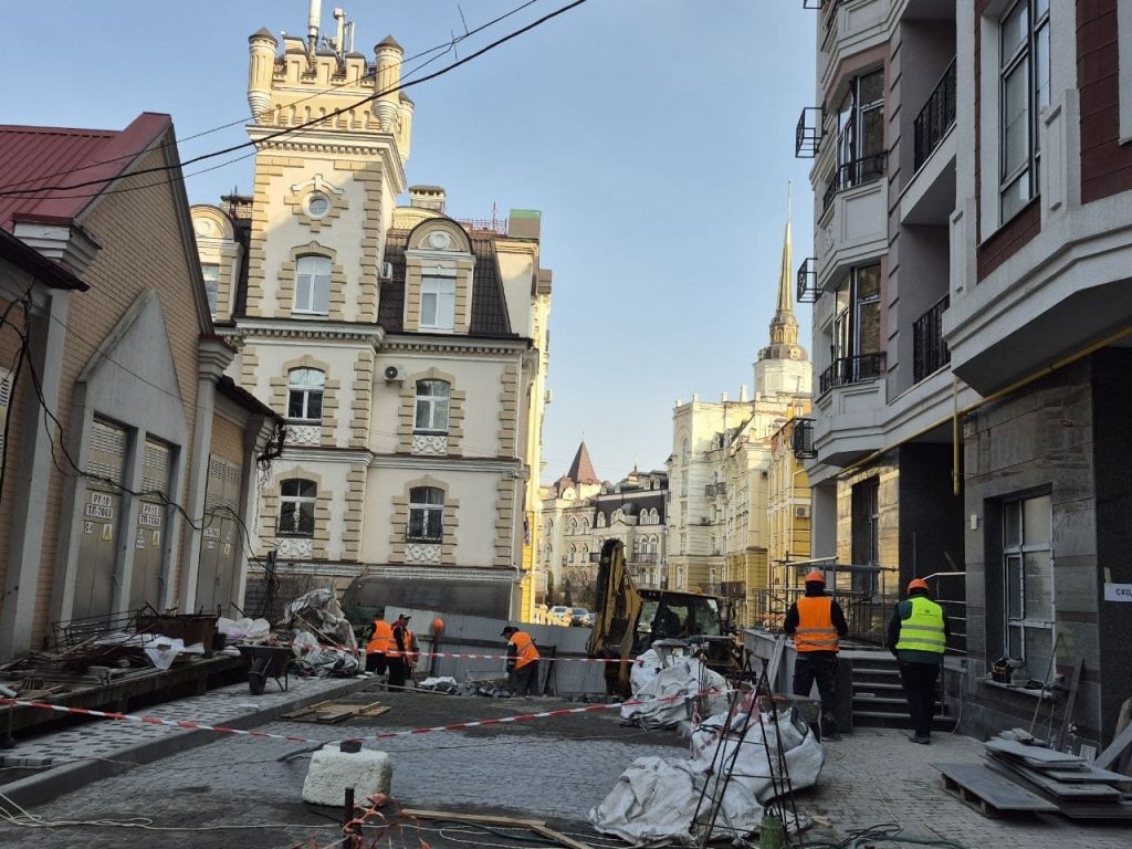 У ЖК ПОДОЛ ГРАД ТРИВАЮТЬ РОБОТИ З ОБЛАШТУВАННЯ ІНЖЕНЕРНИХ МЕРЕЖ ТА БЛАГОУСТРОЮ