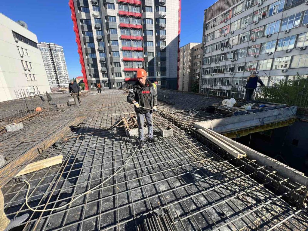ТРИВАЄ ЗВЕДЕННЯ БУДІВЛІ ПОЛІЦІЇ НА ЖК ГВАРДІЙСЬКИЙ: МОНОЛІТНИЙ КАРКАС  ДОСЯГ ВІДМІТКИ +13,200