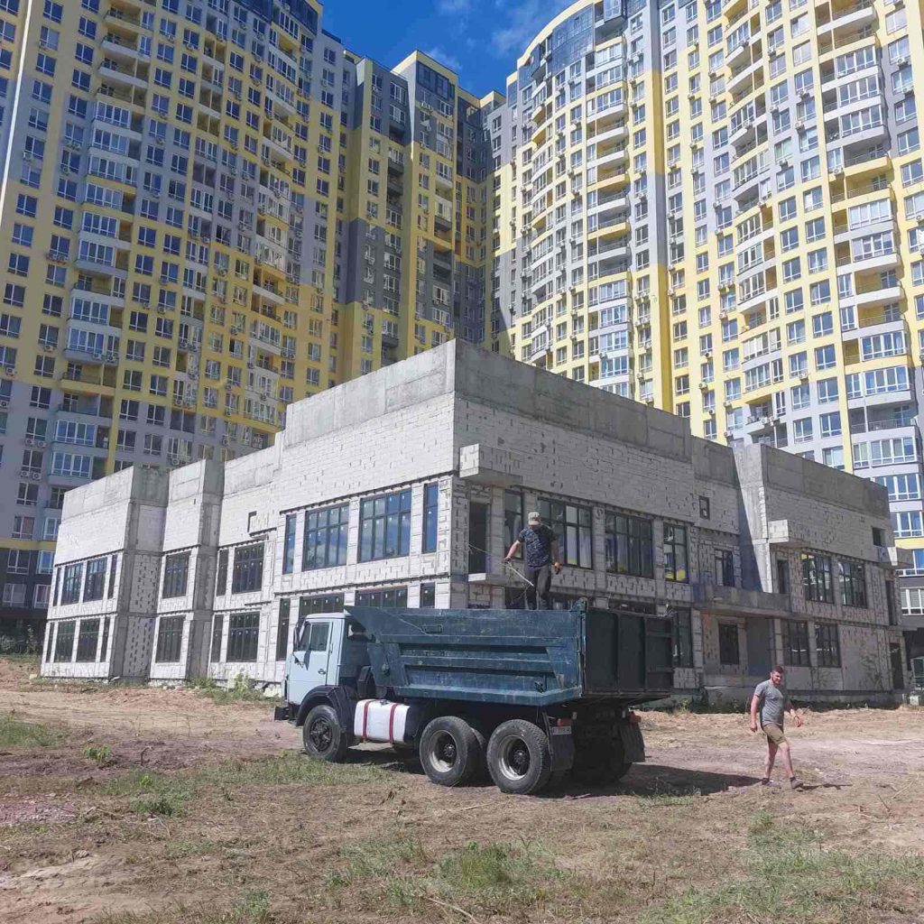 КИЇВМІСЬКБУД ПРИСТУПИВ ДО ВІДНОВЛЕННЯ БУДІВНИЦТВА СОЦІАЛЬНОГО ОБ'ЄКТА БІЛЯ ЖК МЕДОВИЙ