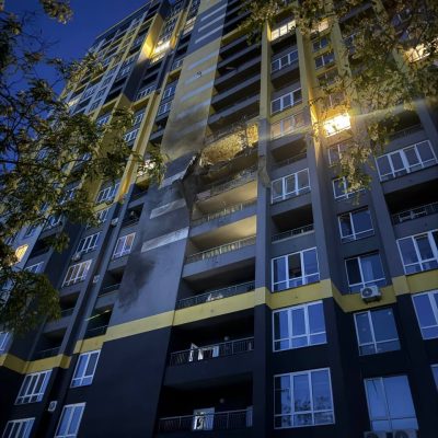 ЖК МЕДОВИЙ ЗАЗНАВ ПОШКОДЖЕНЬ ВНАСЛІДОК РОСІЙСЬКОЇ АТАКИ
