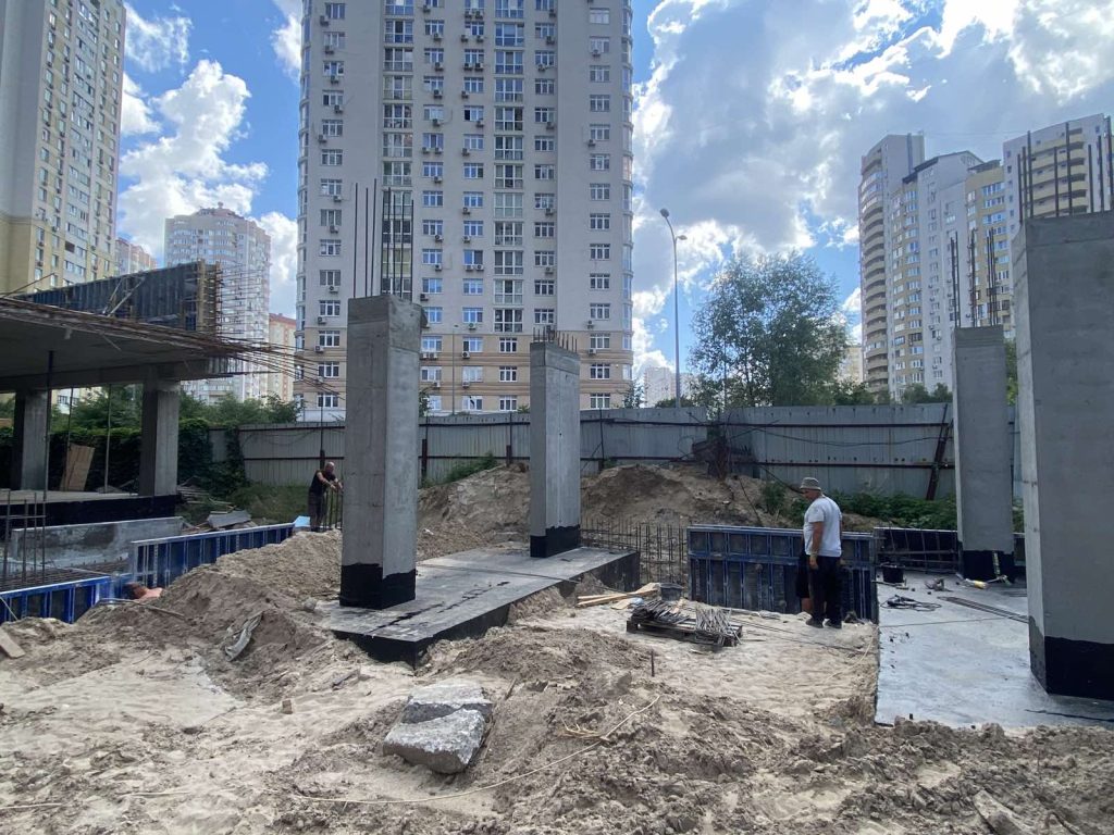 НА МАЙДАНЧИКУ ЖК УРЛІВСЬКИЙ-1 ТРИВАЮТЬ БУДІВЕЛЬНІ РОБОТИ